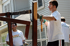 Picture of students volunteering